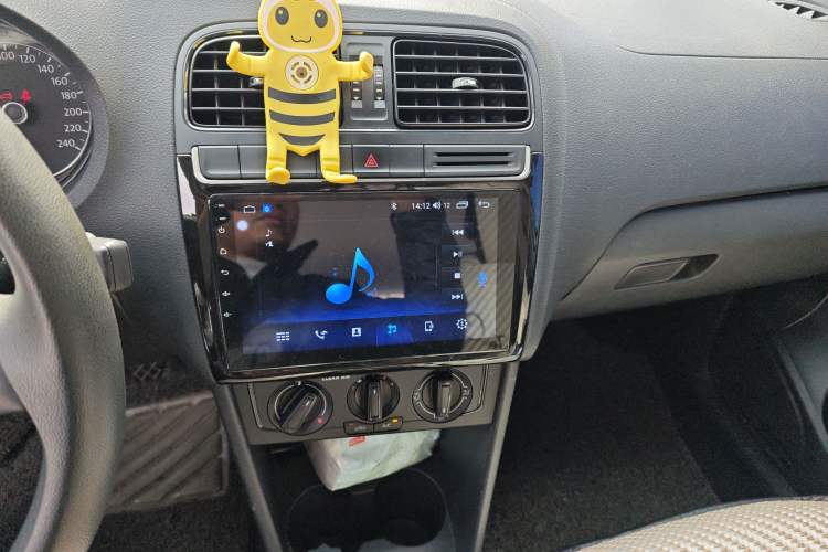 Used Volkswagen Polo 2016 1.4L Manual Fashion Model Audio And AC Panel