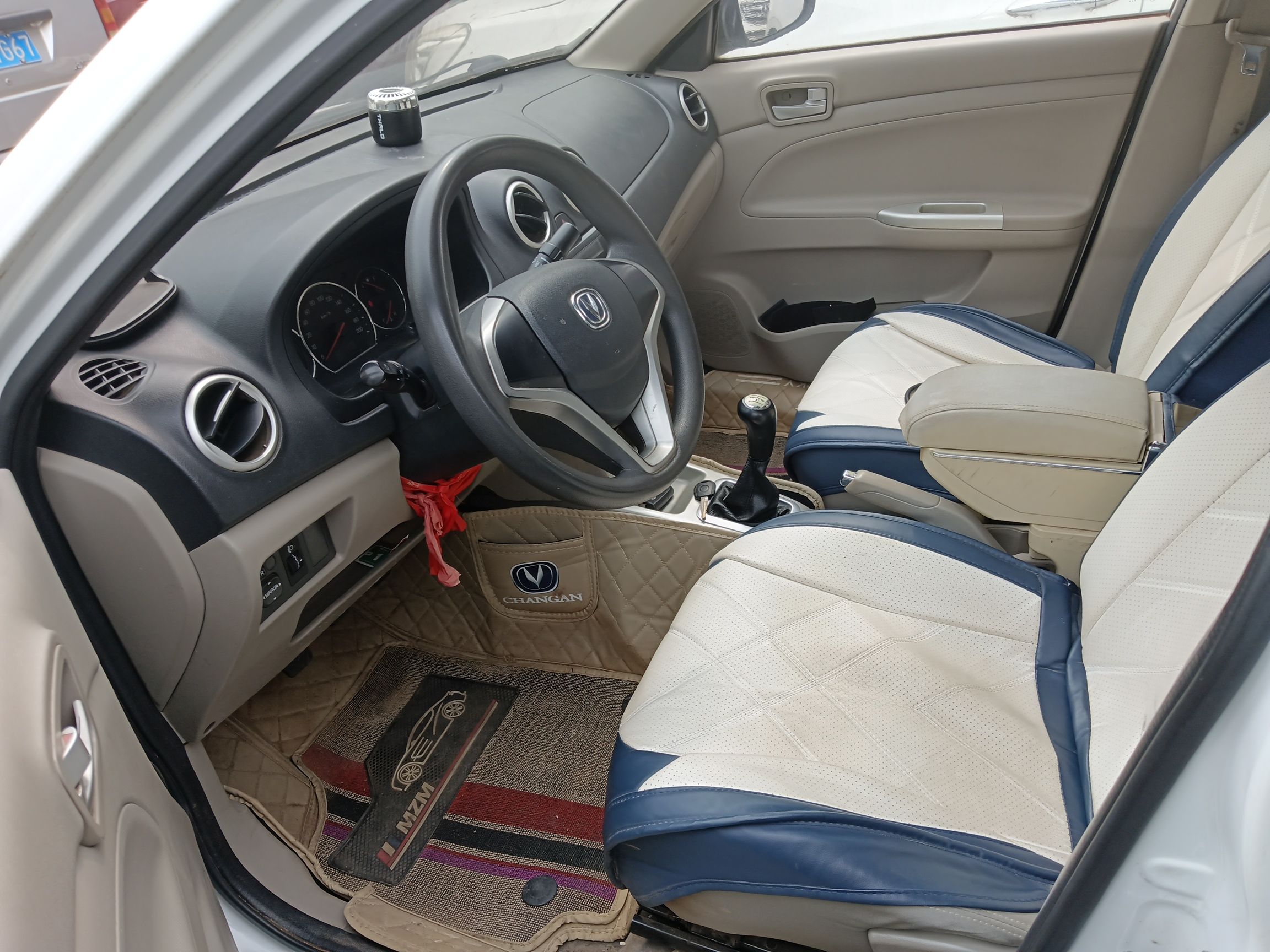 المقاعد الأمامية داخل السيارة