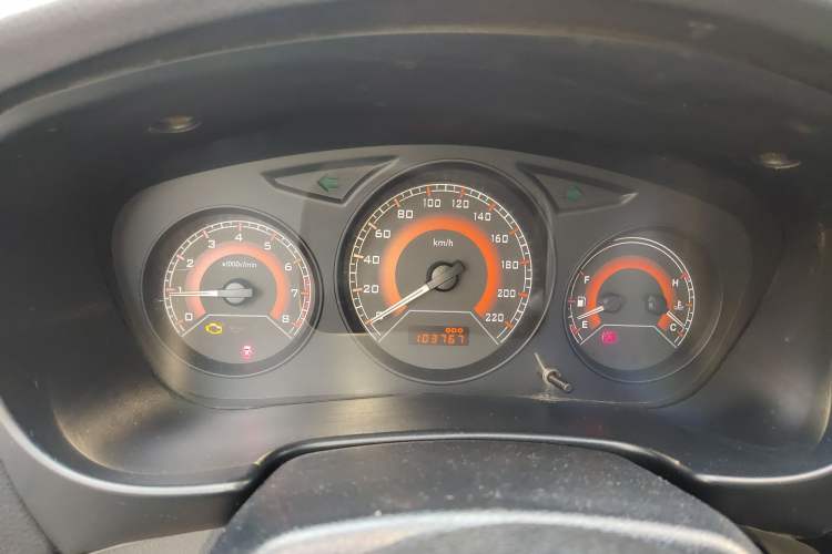 Used Soueast V3 Lingyue 2011 Revised Version 1.5L Manual – Style Edition
