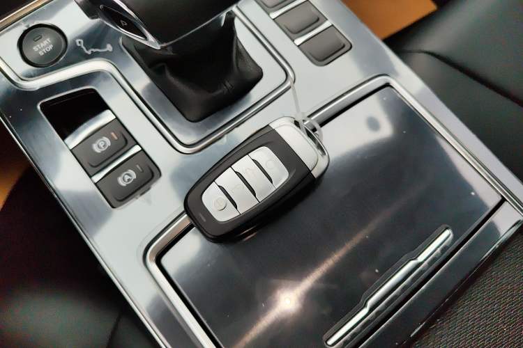 Used Hongqi H5 2022 Classic Model Facelift 1.8T Automatic Smart Connect Flagship Edition Vehicle Key