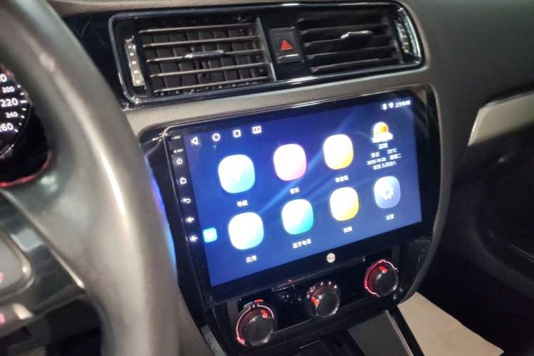 Used Volkswagen Sagitar 2017 1.6L Automatic Comfort Model Audio And AC Panel