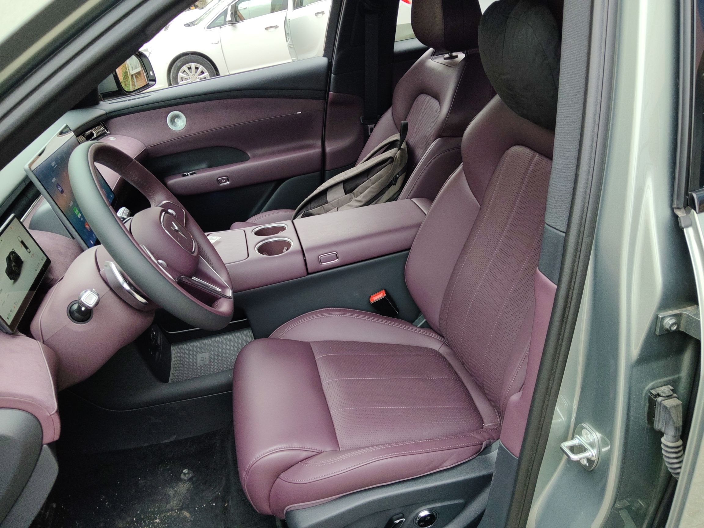 Переднее сиденье в автомобиле