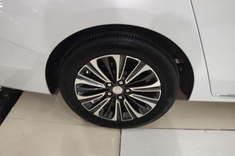 Used Buick GL8 2023 ES Lu Zun Luxury Model Right Rear Wheel Hub