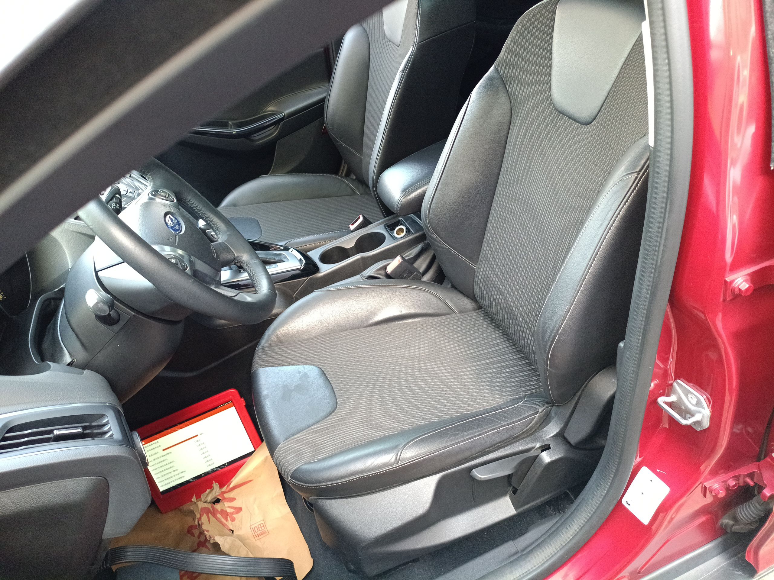 المقاعد الأمامية داخل السيارة