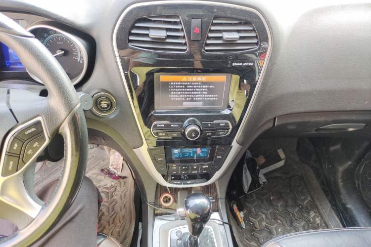 Used GAC Trumpchi GS5 Super 2015 2.0L Automatic Two-Wheel Drive Luxury Navigation Edition Audio And AC Panel