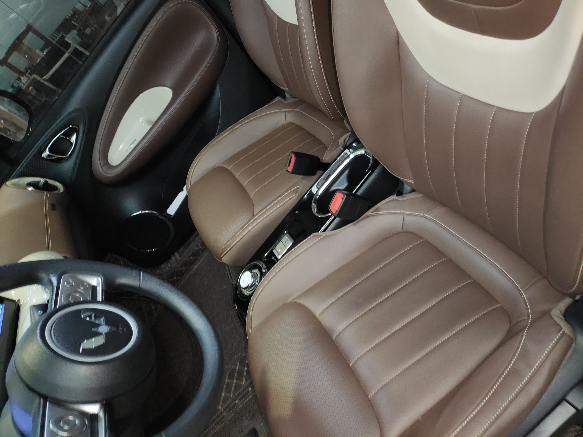 Переднее сиденье в автомобиле