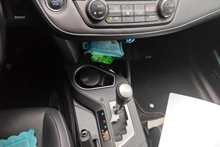 Used Toyota RAV4 2016 2.0L CVT Two-Wheel Drive Smart Edition China V Standard Gear Lever