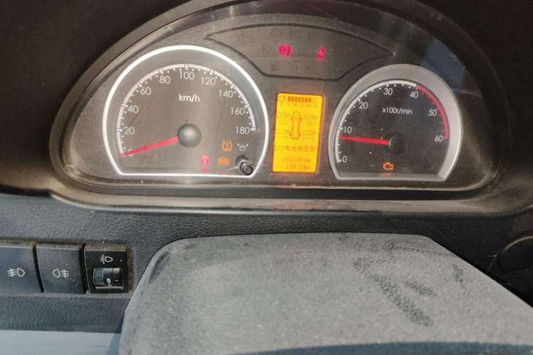 Used Dongfeng Yufeng 2020 2.5T V9 Value-Added Edition Logistics Vehicle Short Wheelbase Mid-Roof Design 5–9 Seater China V Emission Standard ZD25 Odometer Close Up