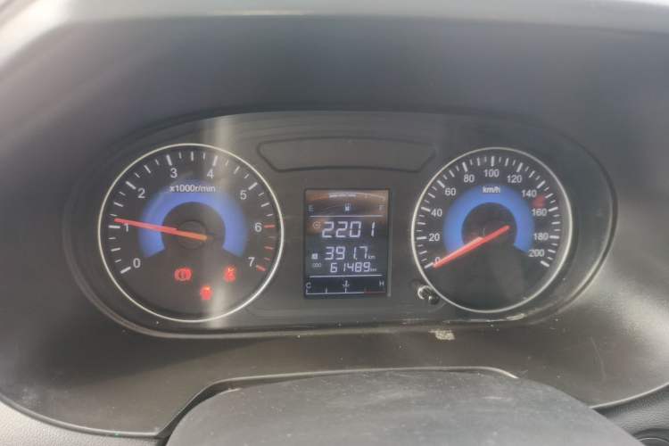 Used Dongfeng Fengon 380 2022 1.5L Comfort-Class Passenger Vehicle (Steel Spring) with 5 Seats