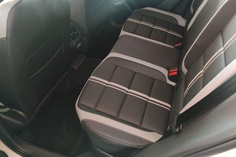 Used Volkswagen T-ROC 2025 Facelift Model 2 300TSI DSG Two-Wheel Drive Chenguang Edition
