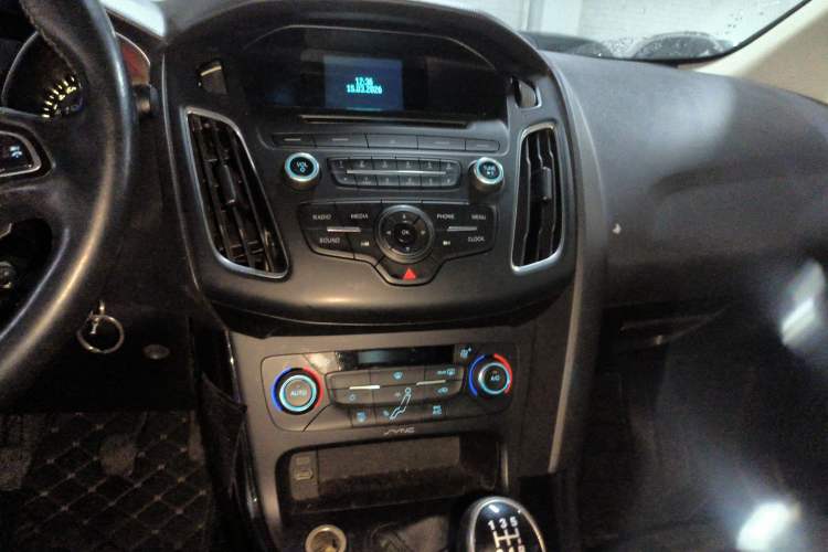 Used Ford Focus 2015 Sedan 1.6L Manual Fashion Edition
