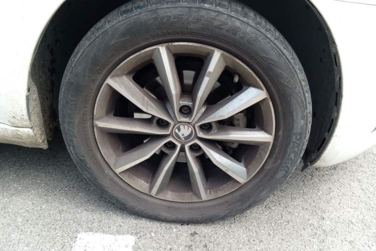 Used Skoda Octavia 2022 1.5L Manual Comfort Edition Right Front Wheel Hub