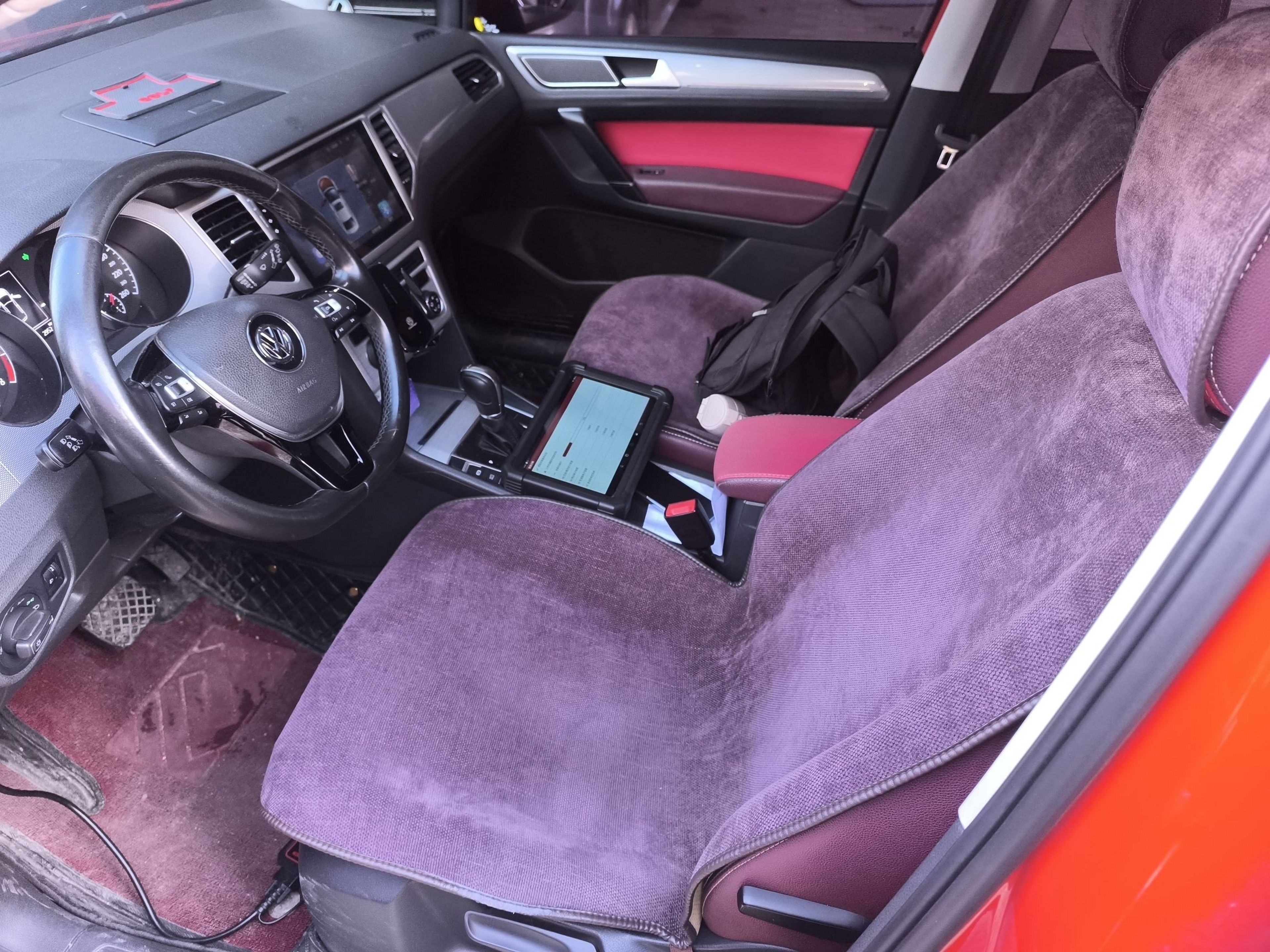 المقاعد الأمامية داخل السيارة