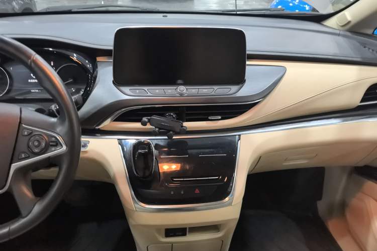 Used Buick GL8 2023 Facelifted Land Cruiser Executive Luxury Version
