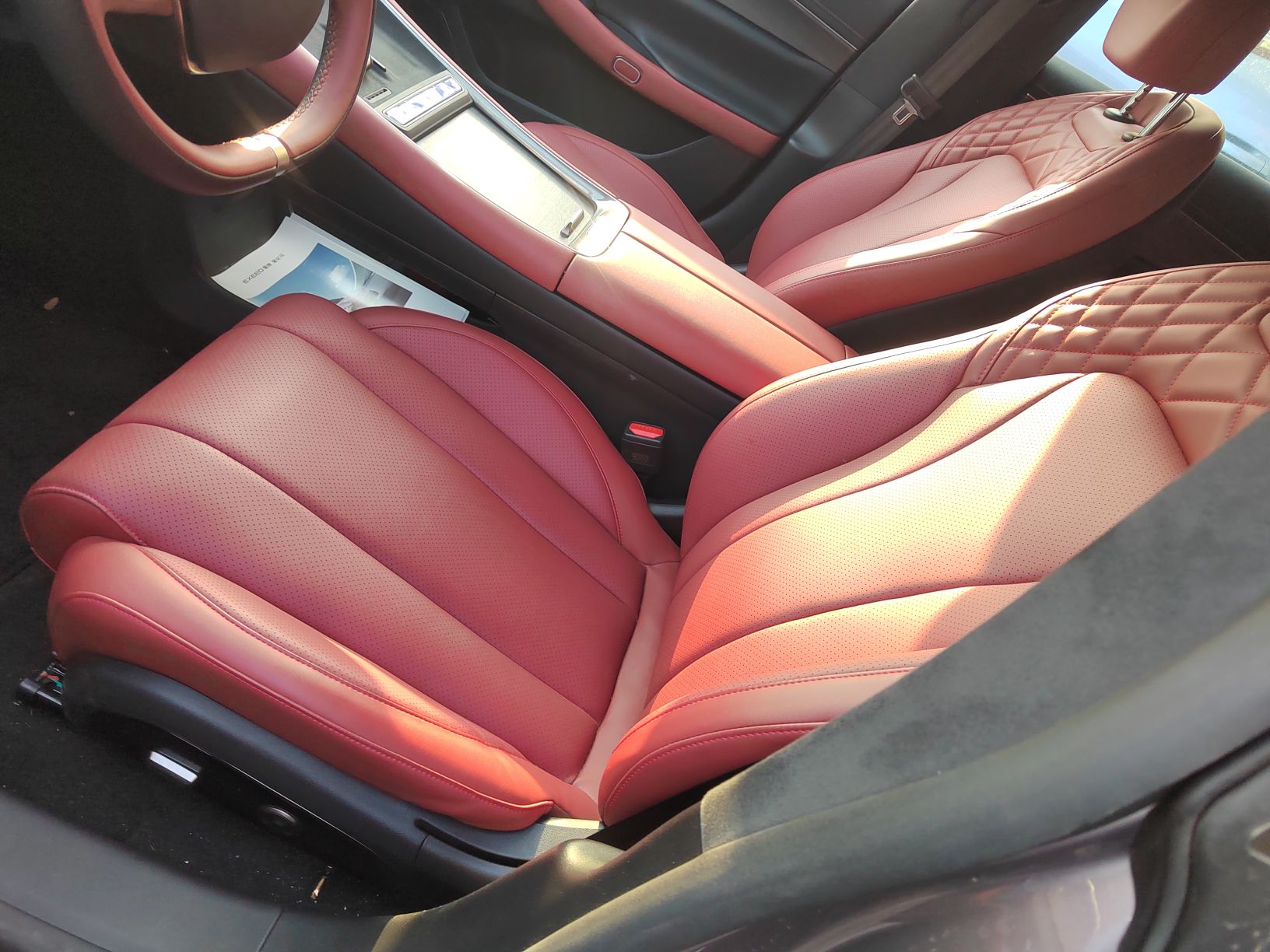 المقاعد الأمامية داخل السيارة