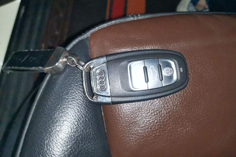 Used Audi Q5 2016 40 TFSI Comfort Model Vehicle Key