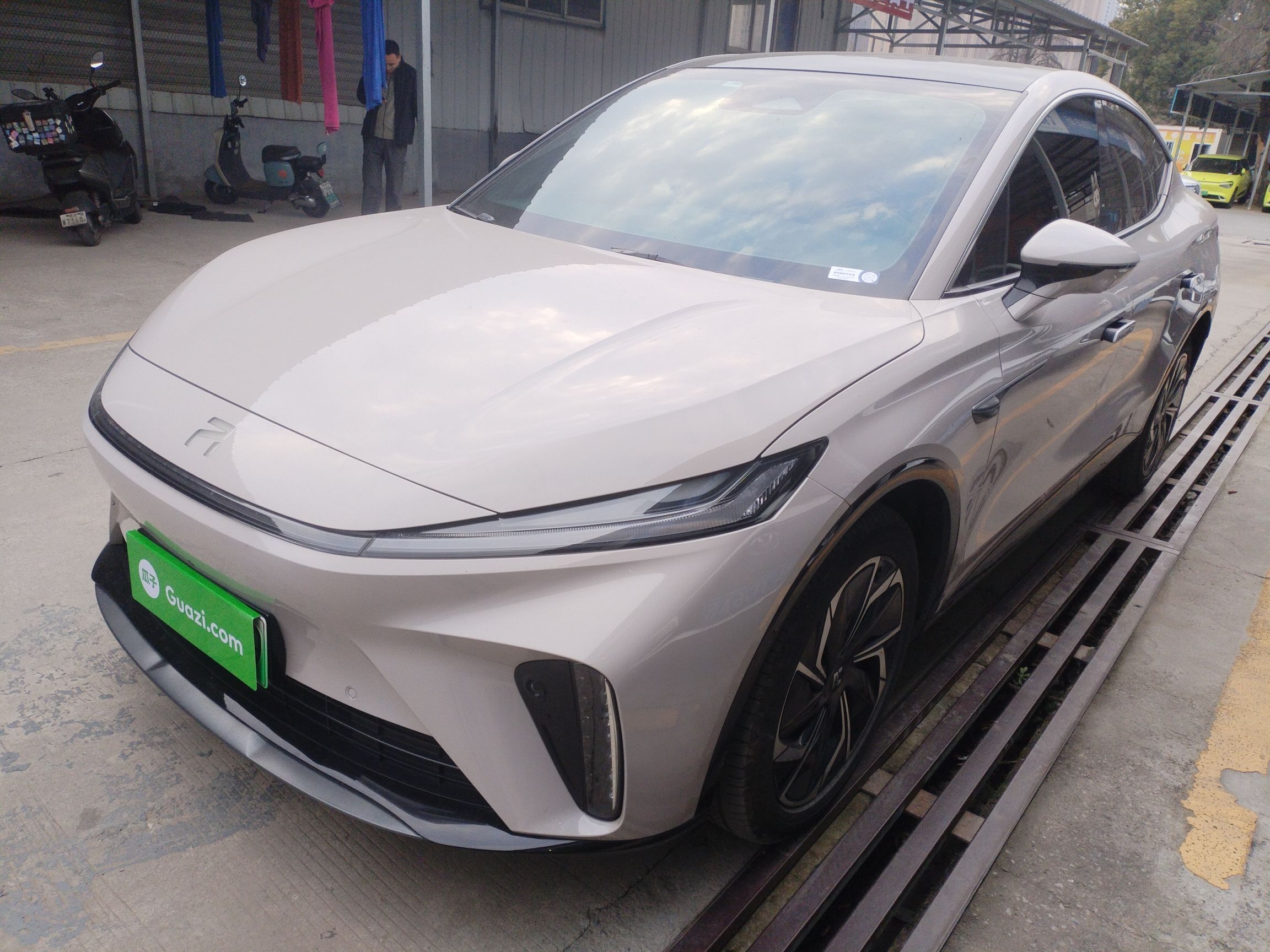 تحت مقدمة السيارة