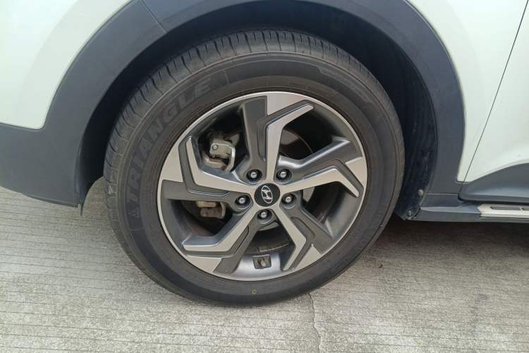 Used Hyundai ix25 2017 1.6L Automatic Smart Version Left Front Wheel Hub