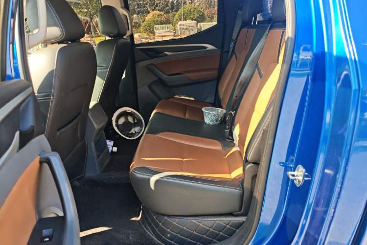 Used SAIC MAXUS T70 2019 2.0T Diesel Automatic Two-Wheel Drive Comfort Edition with Long Bed and High Ground Clearance
