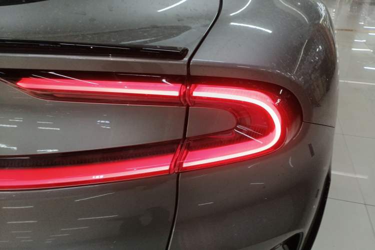 Used Xiaomi Auto YU7 2025 Ultra-Long Range Rear-Wheel Drive Version Right Rear Taillight