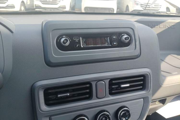 Used Wuling Yangguang 2024 300KM Comfort Version Passenger Van 75kW Audio And AC Panel