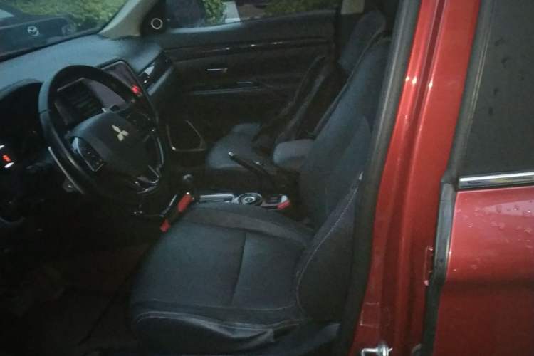 Used Mitsubishi Outlander 2016 2.4L 4x4 Luxury Edition 7-Seater Left Front Seat