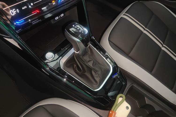 Used Volkswagen T-ROC 2025 Facelift Model 2 300TSI DSG Two-Wheel Drive Chenguang Edition
