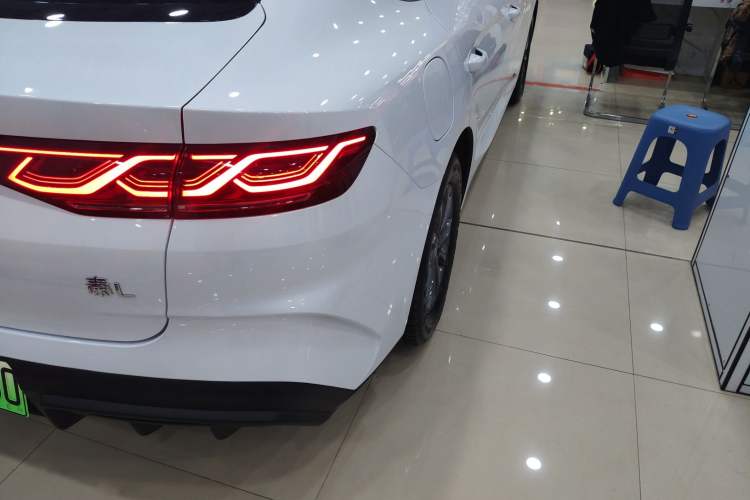 Used BYD Qin L 2024 DM-i 80KM Leading Model Right Rear Taillight