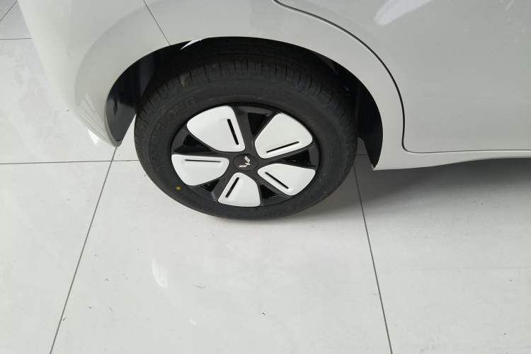 Used Wuling Hongguang MINIEV 2025 Four-Door Version Advanced Edition Right Rear Wheel Hub