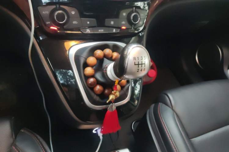 Used Haval H6 2015 Upgraded Model 1.5T Manual Two-Wheel Drive Prestige Version
