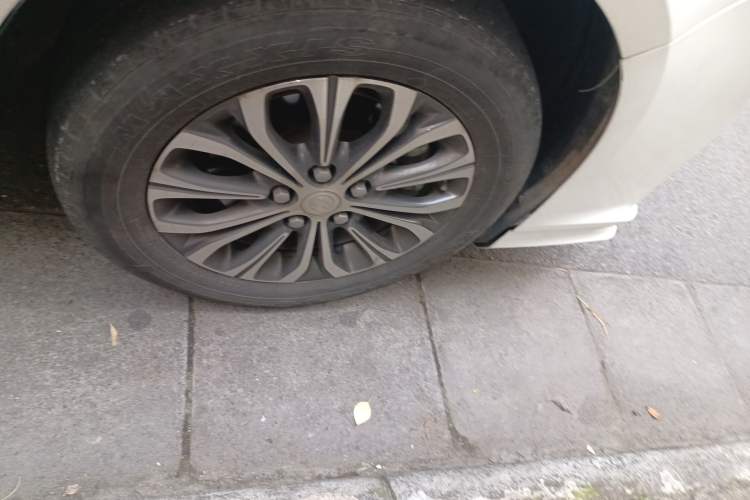 Used Buick GL8 2021 Land Cruiser Executive Class 652T Comfort Model Right Front Wheel Hub