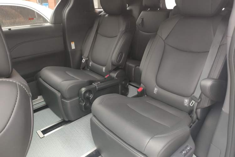 Used Toyota SIENNA 2024 2.5L Hybrid Four-Wheel Drive Prestige Edition