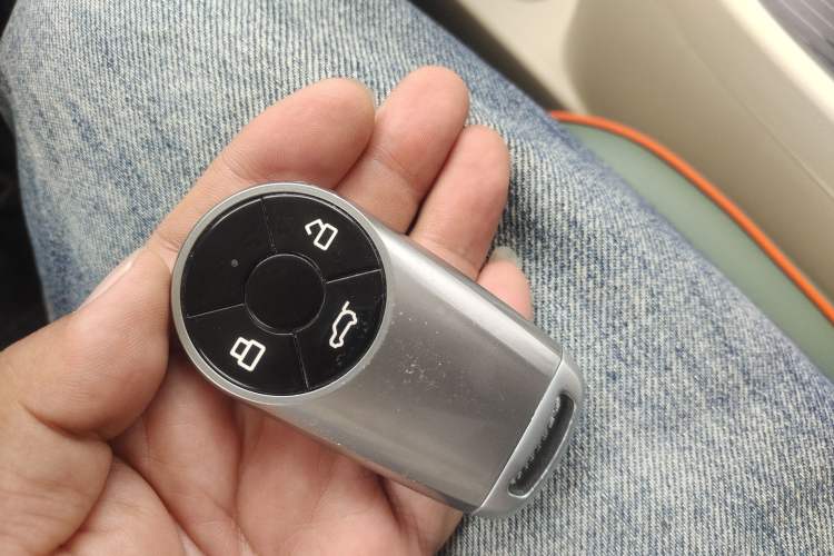 Used ORA Good Cat 2022 Morandi Edition 400km Standard Range Premium Version Lithium Iron Phosphate Vehicle Key