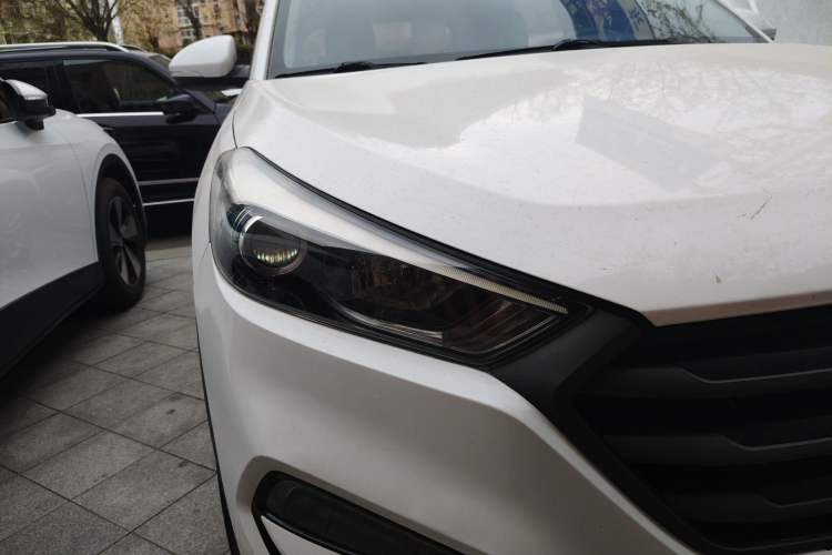 Used Hyundai Tucson 2015 1.6T Dual-Clutch Two-Wheel-Drive Smart Model Right Front Headlight