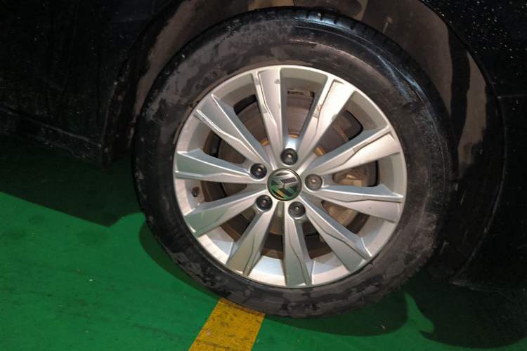 Used Volkswagen Sagitar 2014 1.6L Manual Comfort Model Right Front Wheel Hub