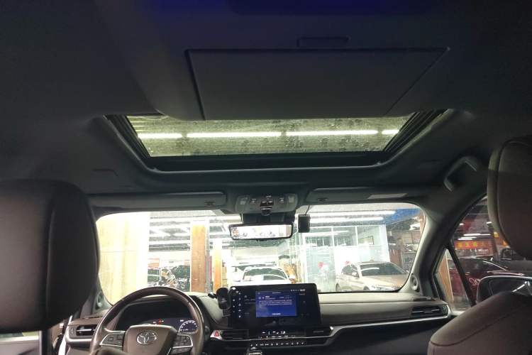 Used Toyota SIENNA 2023 2.5L Hybrid Platinum Edition Headliner