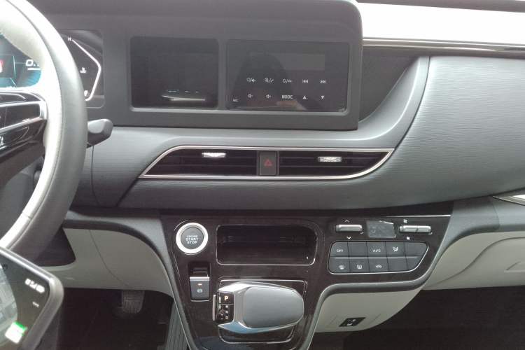 Used Sinotruk Pioneer V 2025 Multi-Function PRO Version 2.0T Automatic Short Wheelbase Low Roof Audio And AC Panel