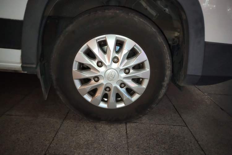 Used SAIC MAXUS Xintu V90 2019 2.0T Manual ZhiDuXing Front-Wheel-Drive Single Tire Short Wheelbase High-Roof 6-Seater