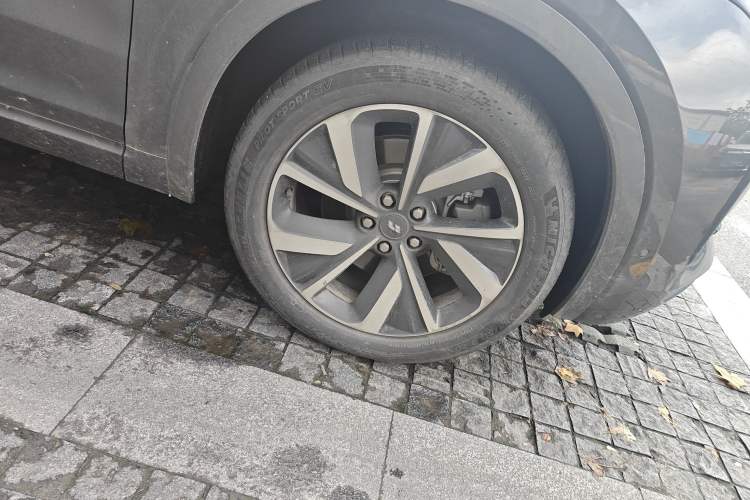 Used Li Auto ONE 2021 Extended-Range 6-Seater Version Right Front Wheel Hub