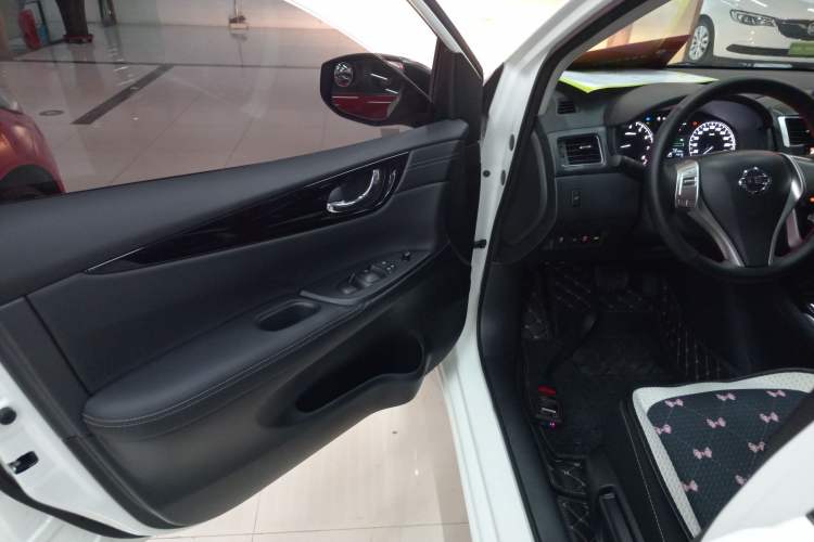 Used Nissan Tiida 2024 1.6L CVT Cool Dynamic Edition Driver Seat