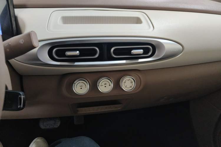 Used Wuling Hongguang MINIEV 2025 Four-Door Version Premium Edition Audio And AC Panel