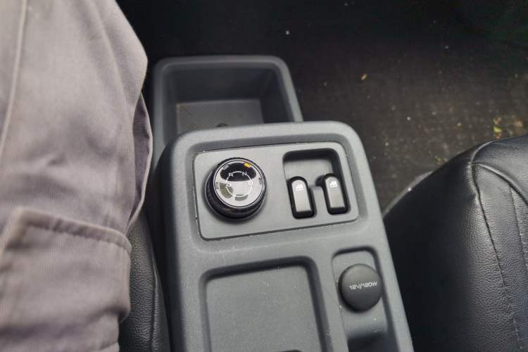 Used Wuling Yangguang 2024 300km Comfort-Grade Passenger Van 60kW
