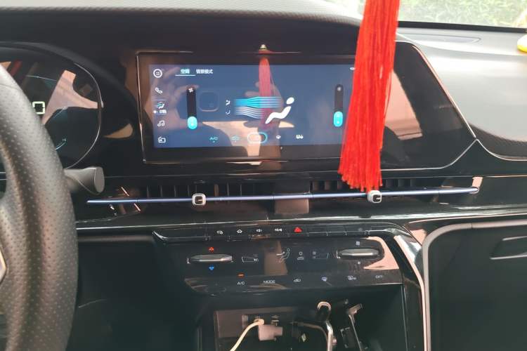 Used Baojun RC-6 2019 1.5T CVT Elite Version with 24-Hour Online Service Audio And AC Panel