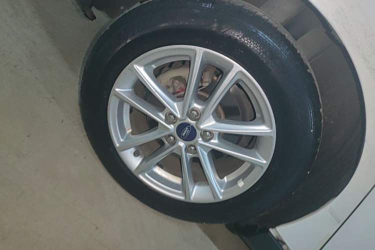 Ojetý Ford Focus 2017 Sedan 1.6L Automatic Fashion Edition Smart Drive Version