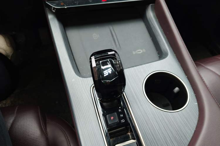 Used JETOUR X90 PRO 2024 2.0T DCT Luxury Edition 5 Seats Gear Lever