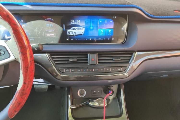 Used BAW Ruisheng Ace M7 2025 2.0L Automatic Long Wheelbase Flagship Version 7 Seats Audio And AC Panel