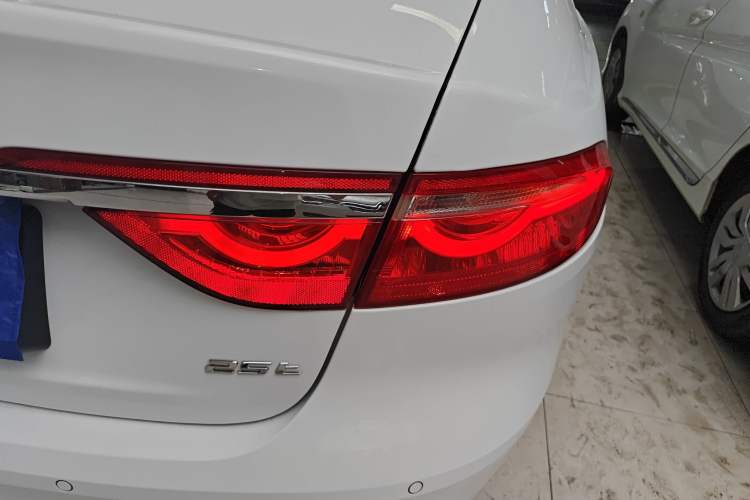Used Jaguar XFL 2018 XFL 2.0T 250 PS Luxury Edition Right Rear Taillight