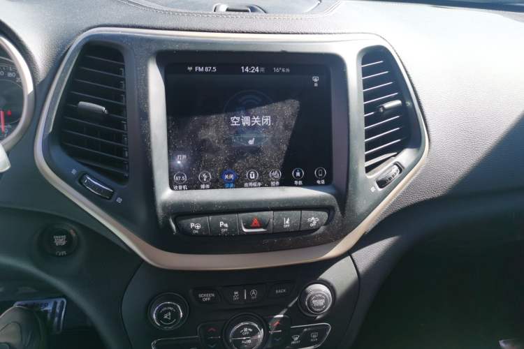 Used Jeep Cherokee 2017 2.4L Professional Smart Edition Audio And AC Panel