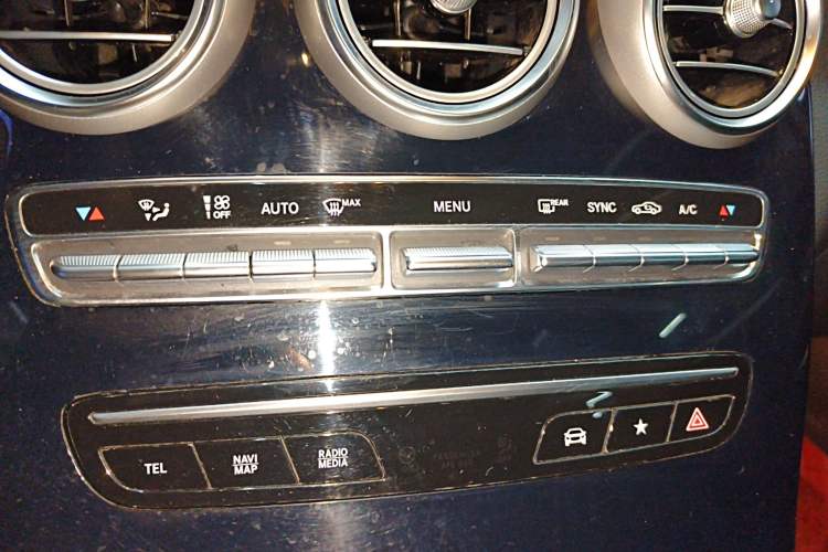 Used Mercedes-Benz GLC 2020 Facelift GLC 260 L 4MATIC Luxury Edition Audio And AC Panel