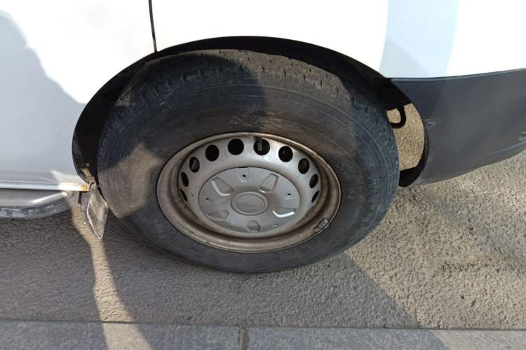 Used Ford Transit 2020 2.0T Diesel Multi-Function Commercial Vehicle Mid-Chassis Low-Roof Design with Dual Rear Doors Meeting China VI Emission Standards
